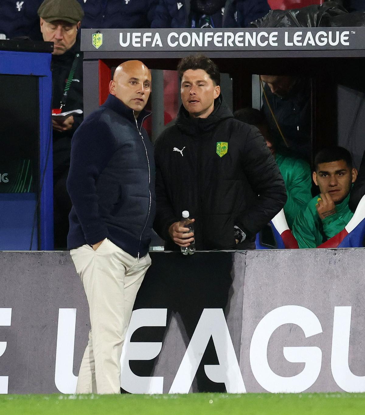 LONDON (United Kingdom), 12/03/2026.- AEK Larnaca head coach Javier Rozada (L) during the UEFA Conference League Round of 16 1st leg match between Crystal Palace and AEK Larnaca at Selhurst Park in London, Britain, 12 March 2026. (Reino Unido, Londres) EFE/EPA/ANDY RAIN