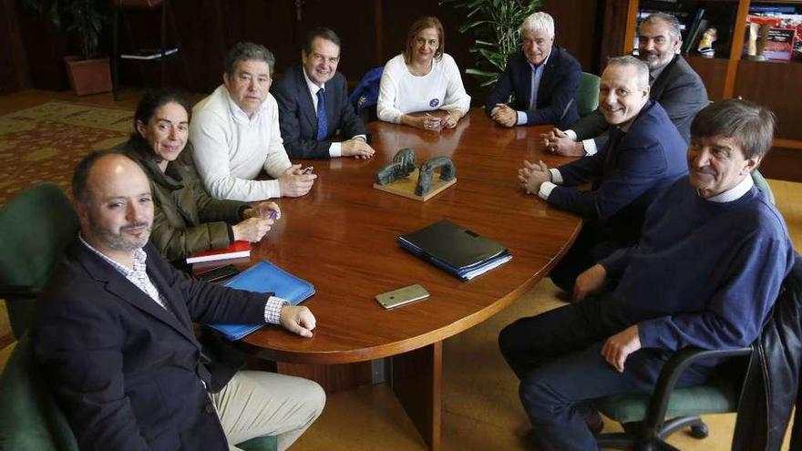 Un intante de la reunión mantenida ayer en el Concello de Vigo. // R. Grobas