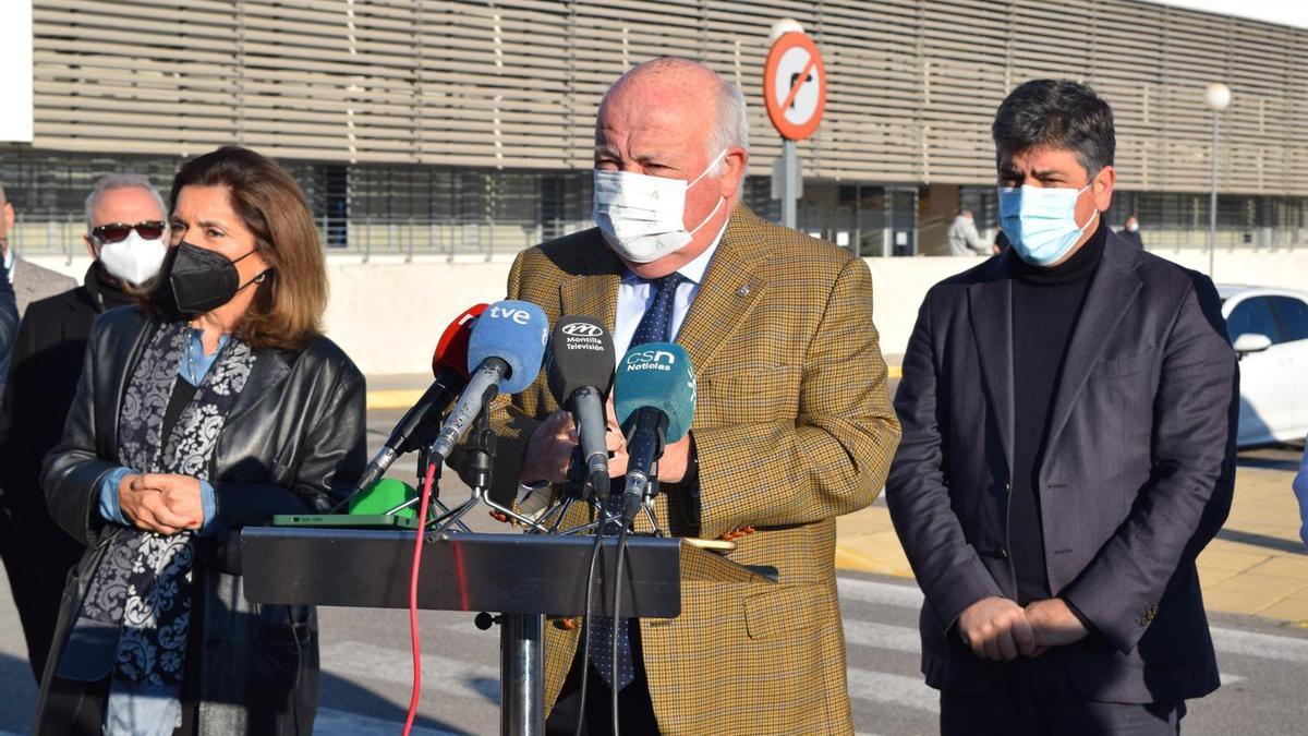 Jesus Aguirre atiende a los medios de comunicación a las puertas del hospital de Montilla.