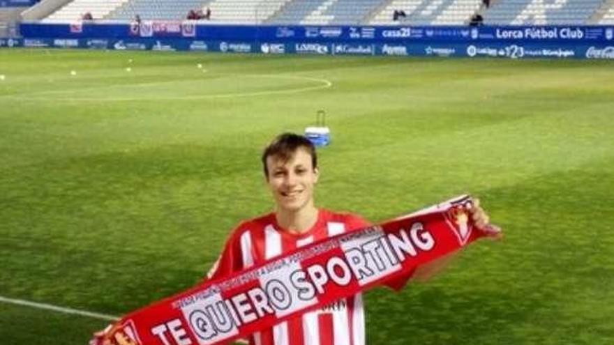 Antonio López, disfrutando de un partido del Sporting en Lorca.