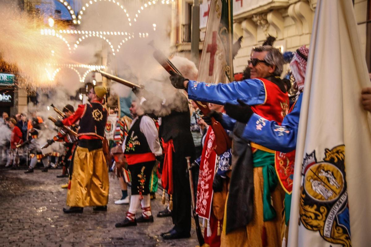 Los arcabuces toman Alcoy en el 750 aniversario de Sant Jordi