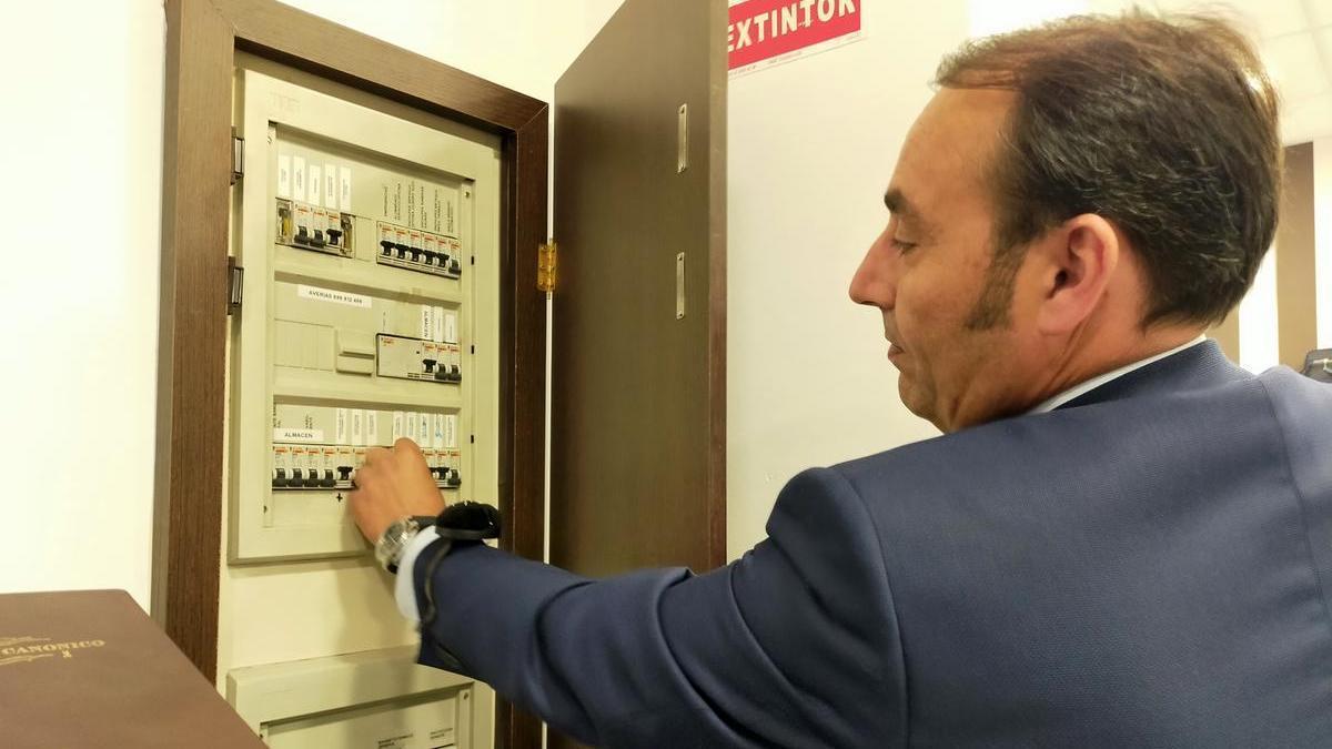 El presidente de Fescop, con los interruptores de la luz de su comercio.