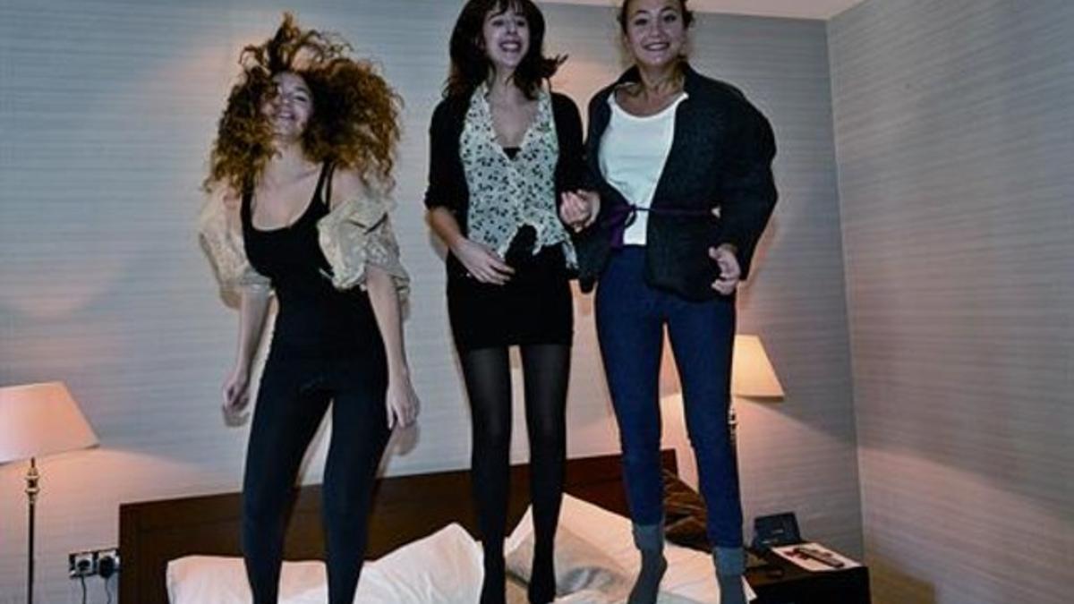 De izquierda a derecha, Bàrbara Mestanza, Paula Malia y Paula Ribó, The Mamzelles, en una habitación del Hotel Internacional de Barcelona, el viernes.