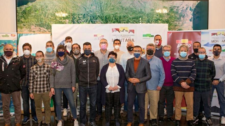 Foto de familia de los representantes de las doce federaciones en el I Simposio de Deportes en la Montaña.