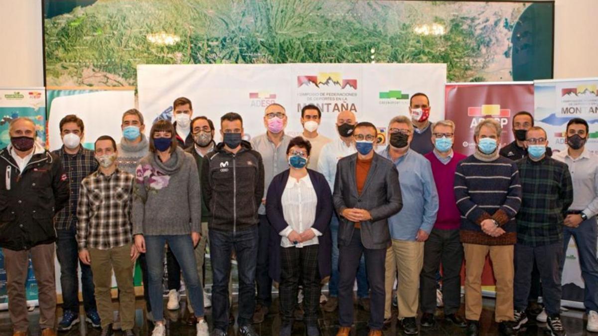 Foto de familia de los representantes de las doce federaciones en el I Simposio de Deportes en la Montaña.