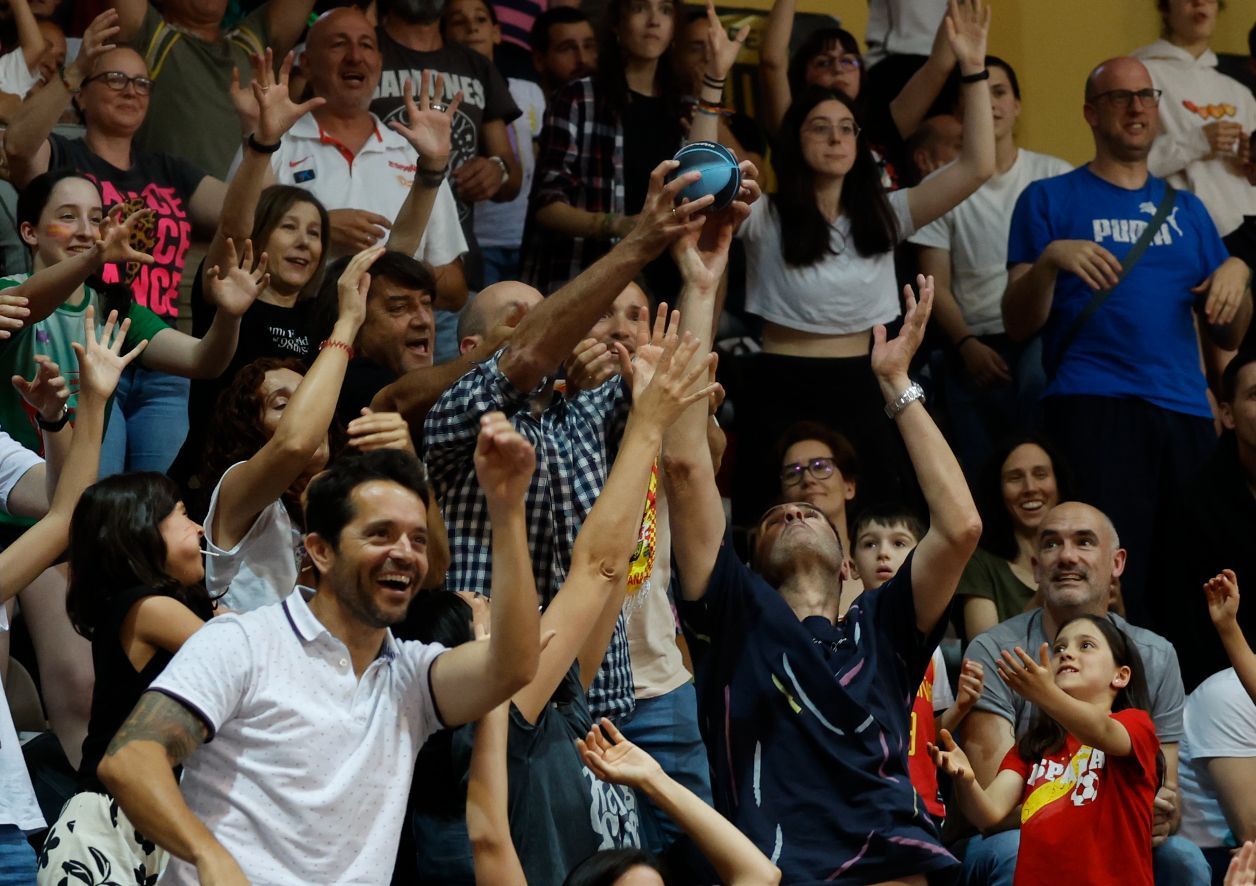 La seleccción femenina de básquet reina en Vigo