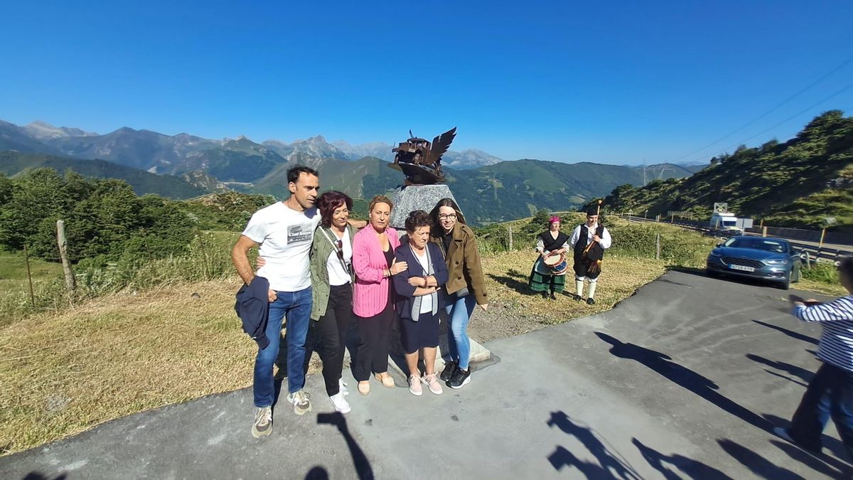 Por la izquierda, José Manuel García, Rosa García, Gema Álvarez, Rosi García y María González, nieta de «Saso», junto al monolito.  | D. M.