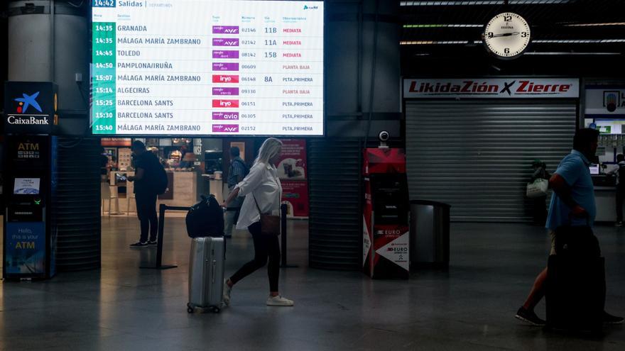 Panel de trenes de alta velocidad en la estación de Atocha-Almudena Grandes