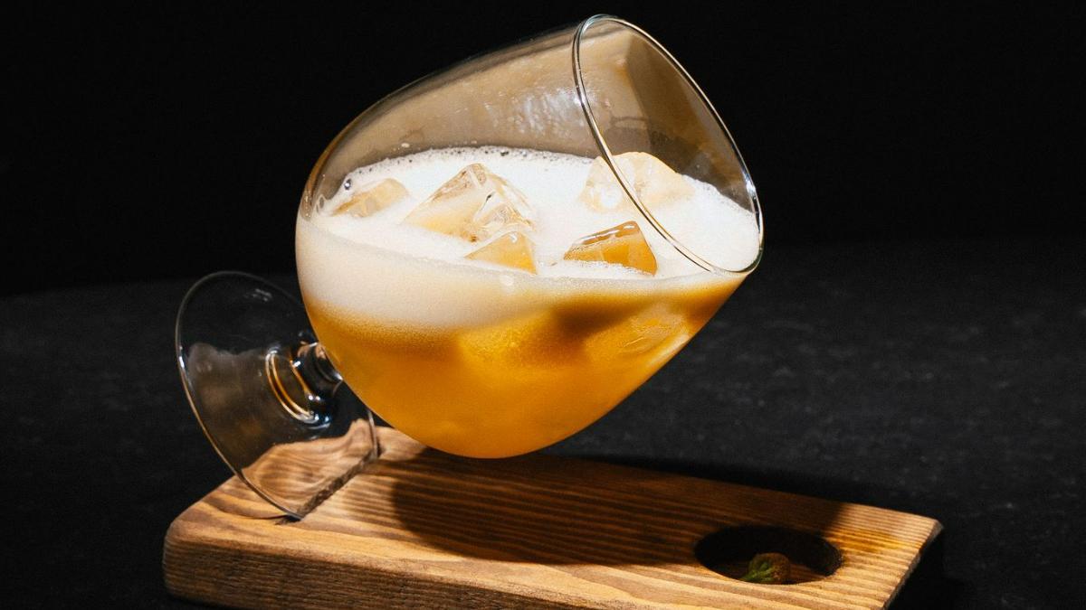 La barra de Pictura acoge una noche de alta coctelería donde los sabores tropicales de 26 Cocktail Room dialogan con la elegancia del Ritz.