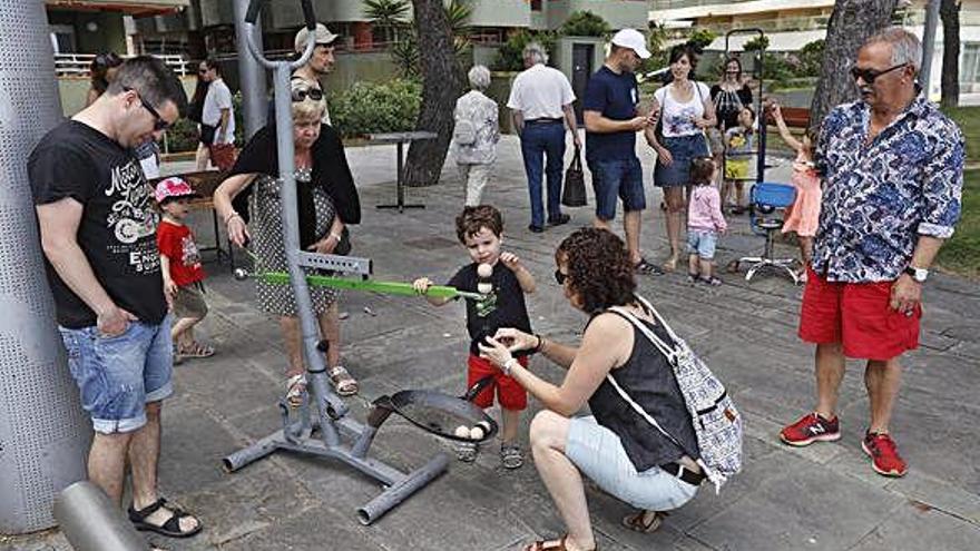 El passeig Marítim de Platja d&#039;Aro es va omplir de jocs per als més petits.