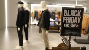 Un cartel anunciando un descuento por el Black Friday el año pasado