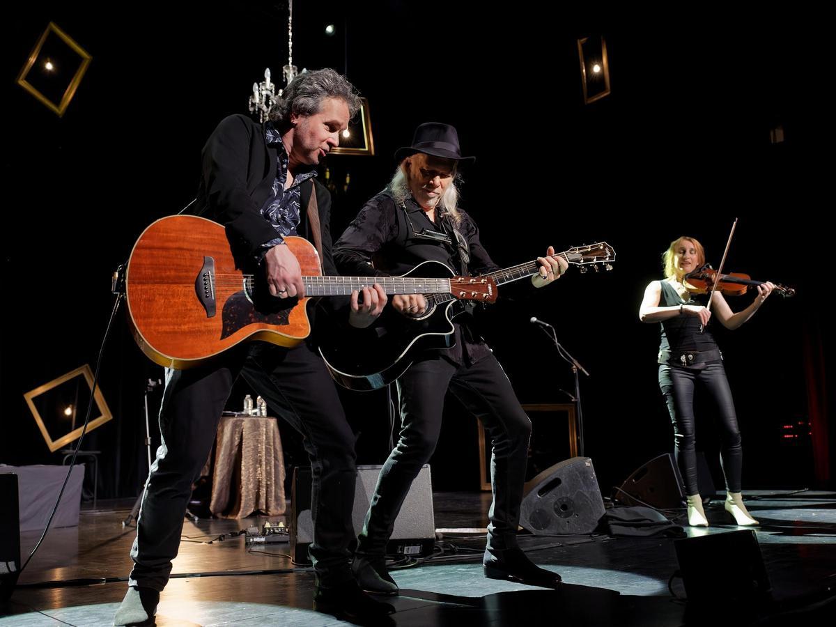 El músico Elliott Murphy junto a su banda