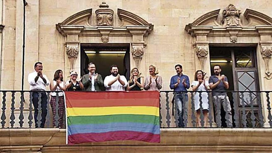 Colgada del balcón de Cort la bandera LGTBI con motivo del Orgullo Gay