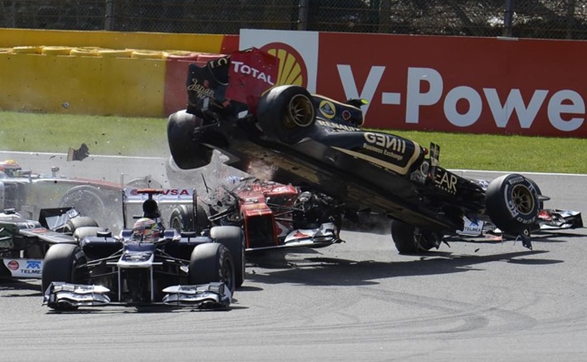 El Lotus de Grosjean, tras embestir a otros bólidos, sale disparado.