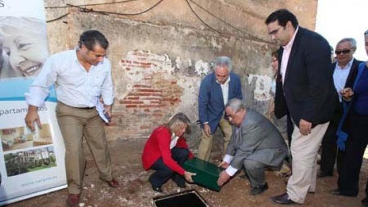 La alcaldesa, Ángeles Muñoz, pone la primera piedra de la residencia de mayores, en 2009.