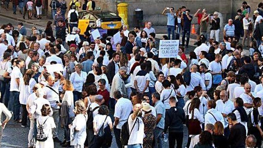 Concentrats ahir en l&#039;acte de Parlem davant l&#039;ajuntament de Barcelona