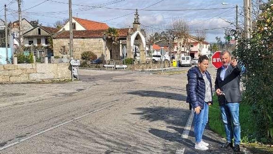 Marta Valcárcel con González Juanatey en la zona de la actuación. // D.P.