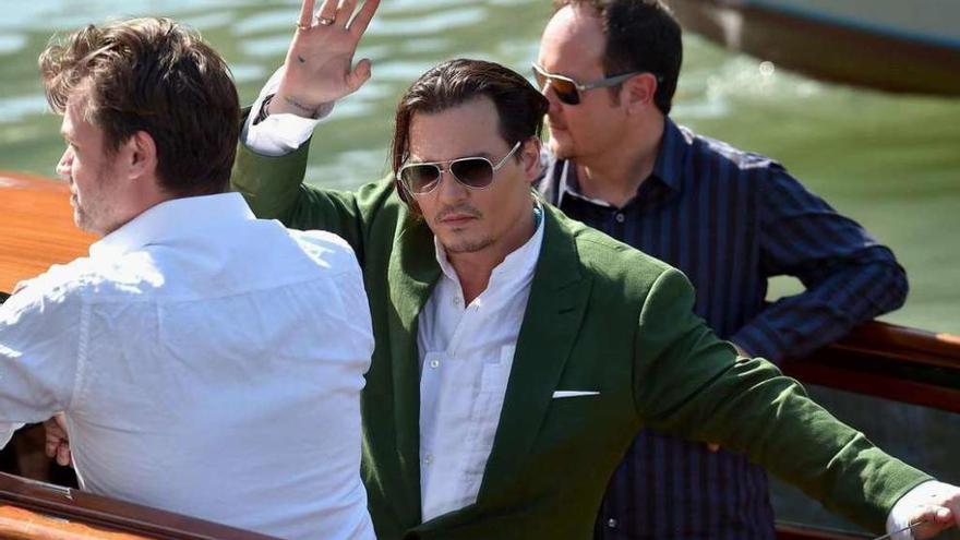 Johnny Depp saluda después del pase fotográfico de &#039;Black Mass&#039;.