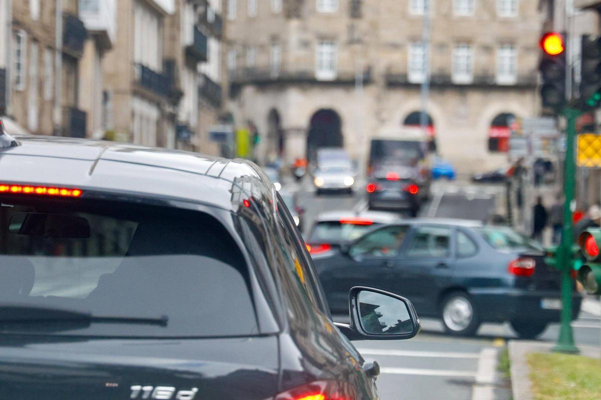 Tráfico intenso en la rúa da Senra (Santiago)