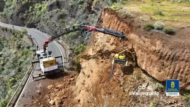 Un robot suspendido de una grúa trabaja en el talud de la GC-41 tras el desprendimiento en Valsequillo