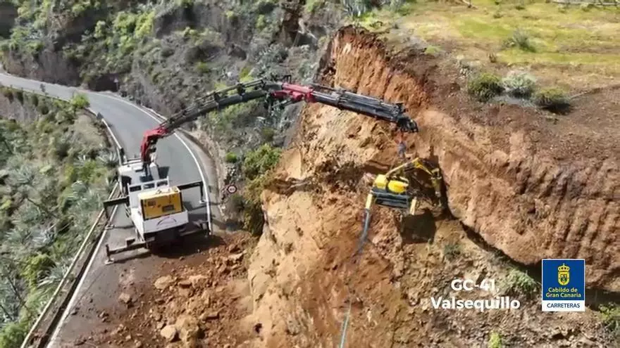 Un robot suspendido de una grúa trabaja en el talud de la GC-41 tras el desprendimiento en Valsequillo