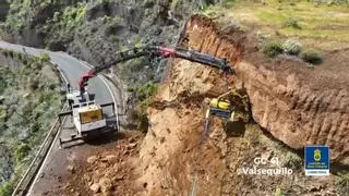 Un dron capta la insólita reparación del talud en la GC-41: un robot colgado de una grúa trabaja entre Valsequillo y San Mateo