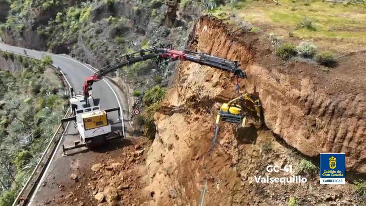 Un robot suspendido de una grúa trabaja en el talud de la GC-41 tras el desprendimiento en Valsequillo