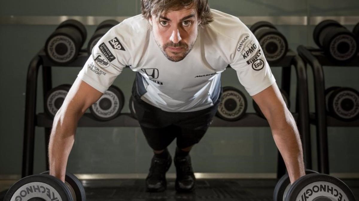 Fernando Alonso, con las pesas, en su gimnasio.