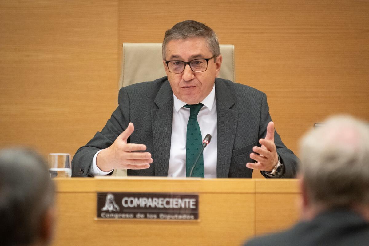 El conseller de Educació, Cultura, Universitats i Ocupació de la Generalitat Valenciana, José Antonio Rovira Jover, comparece en la comisión por la dana, en el Congreso de los Diputados, a 1 de diciembre de 2025, en Madrid (España). El Congreso recoge hoy las compareencias de Rovira, conseller de Educació, Cultura, Universitats i Ocupació de la Generalitat Valenciana, y de Cuenca, el secretario autonómico del Gabinete del President y Comunicación y mano derecha de Carlos Mazón durante su presidencia. Las comparecencias tienen lugar un día después de que la exconsellera Salomé Pradas revelase en una entrevista que Cuenca le dió indicaciones de no molestar a Mazón la tarde del 29 de octubre. 01 DICIEMBRE 2025 Fernando Sánchez / Europa Press 01/12/2025. Fernando Sánchez
