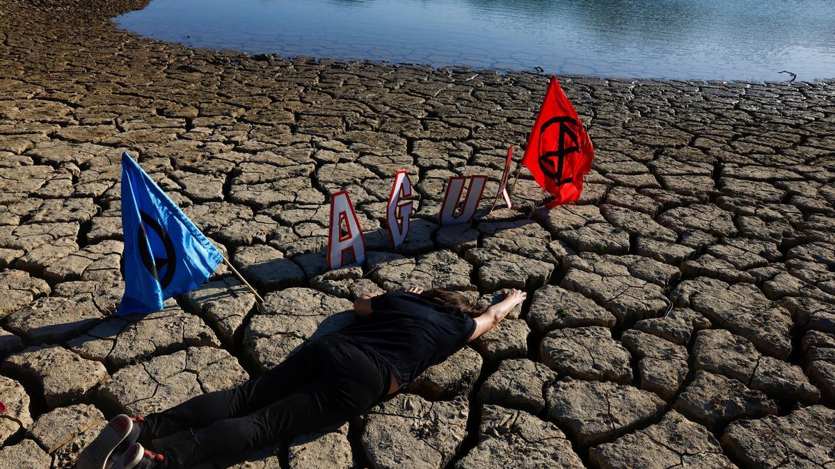 El embalse de La Viñuela acogió recientemente la protesta de varios colectivos ecologistas.