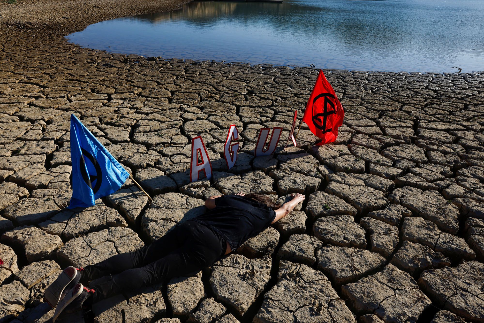 Protesta de ecologistas en el pantano de la Viñuela.