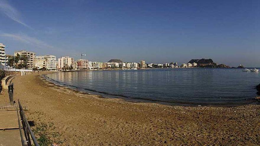 Rescatan del agua a un niño que casi pierde la consciencia en una playa de Águilas