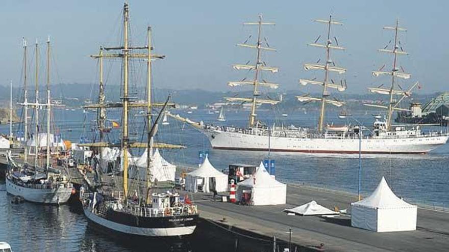 Los primeros barcos de la Tall Ships Races en llegar a la ciudad, ayer, en el puerto. / juan varela