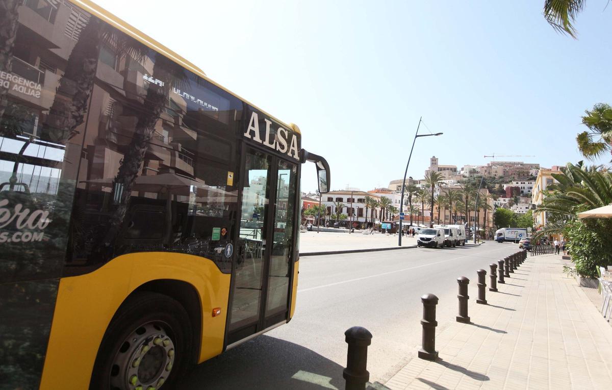 Un autobús en la parada de la avenida de Santa Eulària, en el puerto de Ibiza.