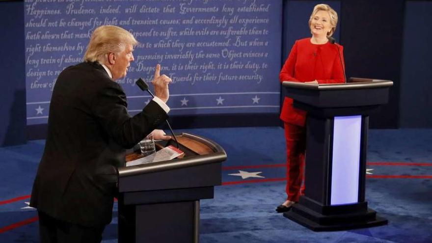 Clinton ríe abiertamente ante uno de los ataques lanzados por Trump durante el debate. // Reuters