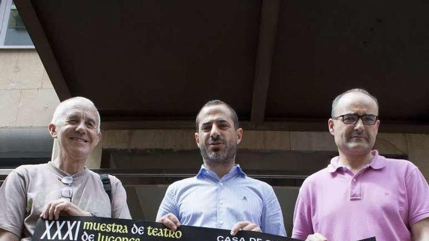 Etelvino Vázquez, Ángel García y Óscar Caso, ayer, en la presentación de la Muestra de Teatro en la Casa de Cultura.