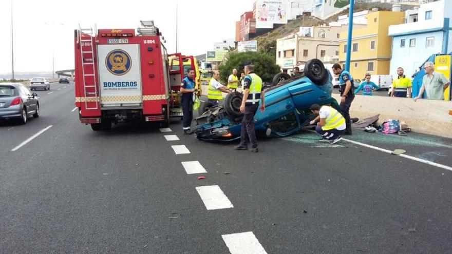 Un turismo vuelca en la Autovía Marítima y su conductora queda atrapada