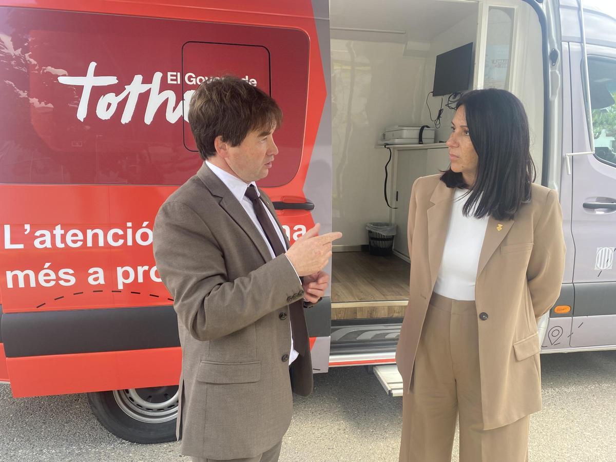 El delegat del Govern a Girona i l'alcaldessa de Llançà durant la visita a l'OAC mòbil.
