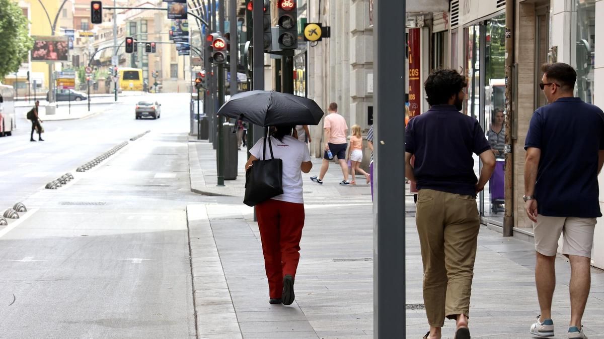 Viandantes transitando por la Gran Vía de Murcia.