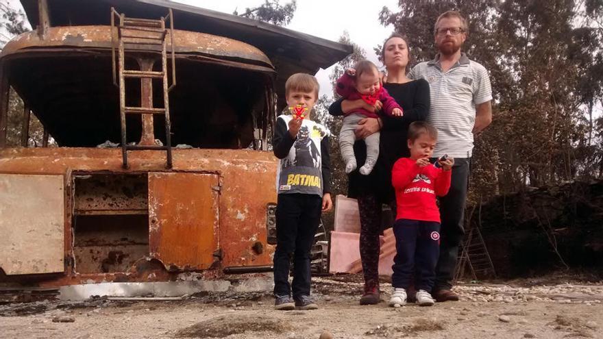 La familia formada por Elena Buch, Harry Price y sus tres hijos, junto a sus pertenencias quemadas.