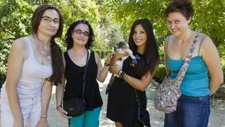 Un grupo de voluntarias posa en la colonia del jardín de Viveros, que se ubica en el antiguo zoo.