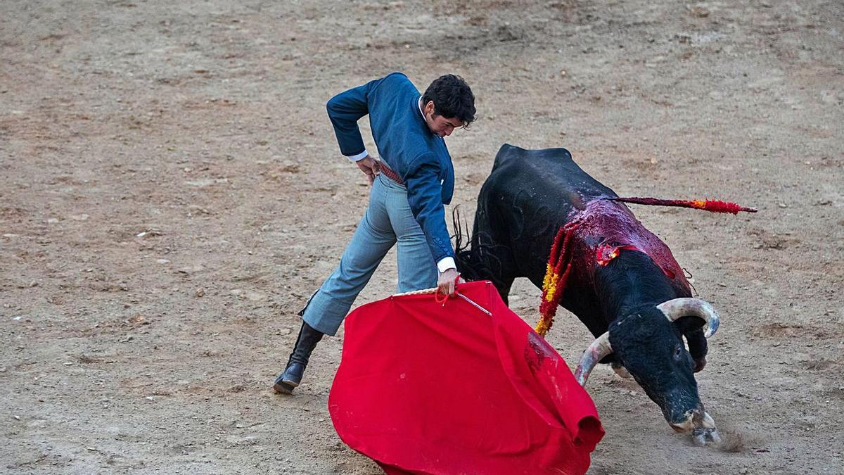 Cayetano Rivera toreando con la diestra. Su labor fue de las más elegantes del festival.