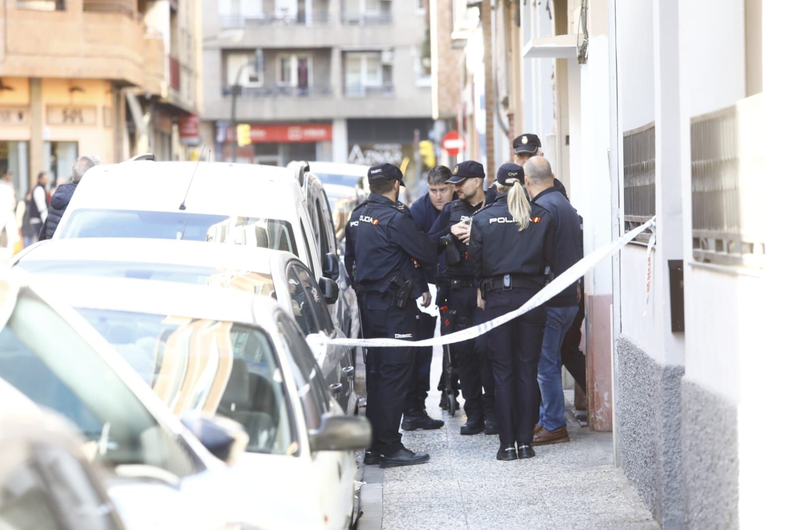 En imágenes | La Policía investiga un asesinato machista en Zaragoza