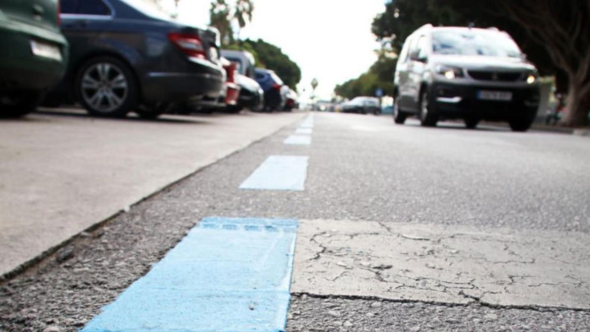 Una de las calles de Echevarría de Huelin con aparcamiento regulado.