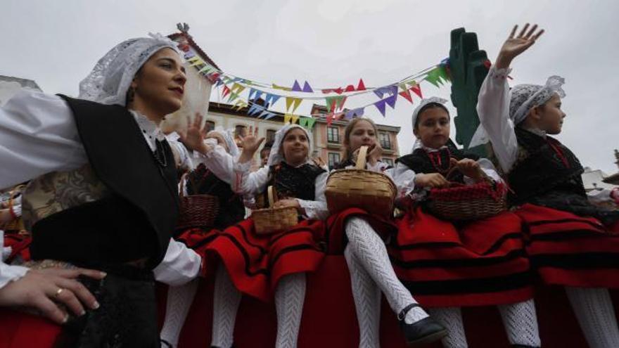 Las carrozas llenan el casco histórico de Avilés