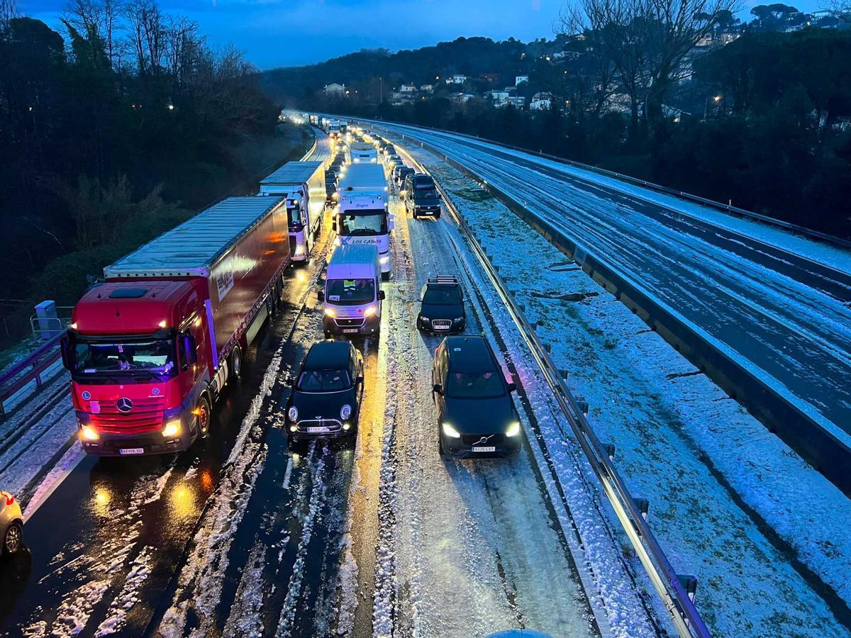 Vehicles aturats a l'AP-7 a Vallgorguina per una calamarsada.