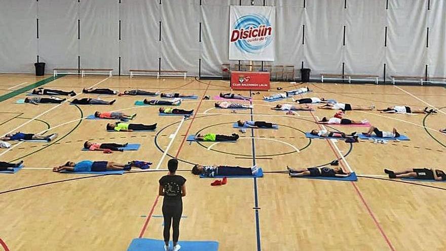 Sesión de pilates infantil de la EAD en la pista del Lalín Arena.