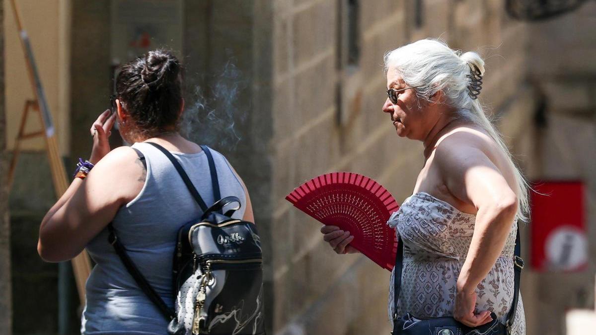 Archivo - Una mujer se abanica durante la ola de calor.