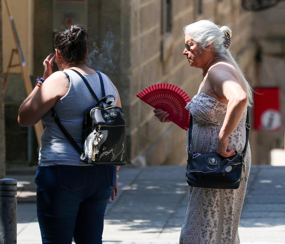 Archivo - Una mujer se abanica durante la ola de calor.