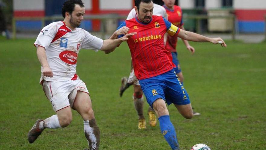 Mori se dispone a golpear el balón ante la presión de Edu, del Tineo.